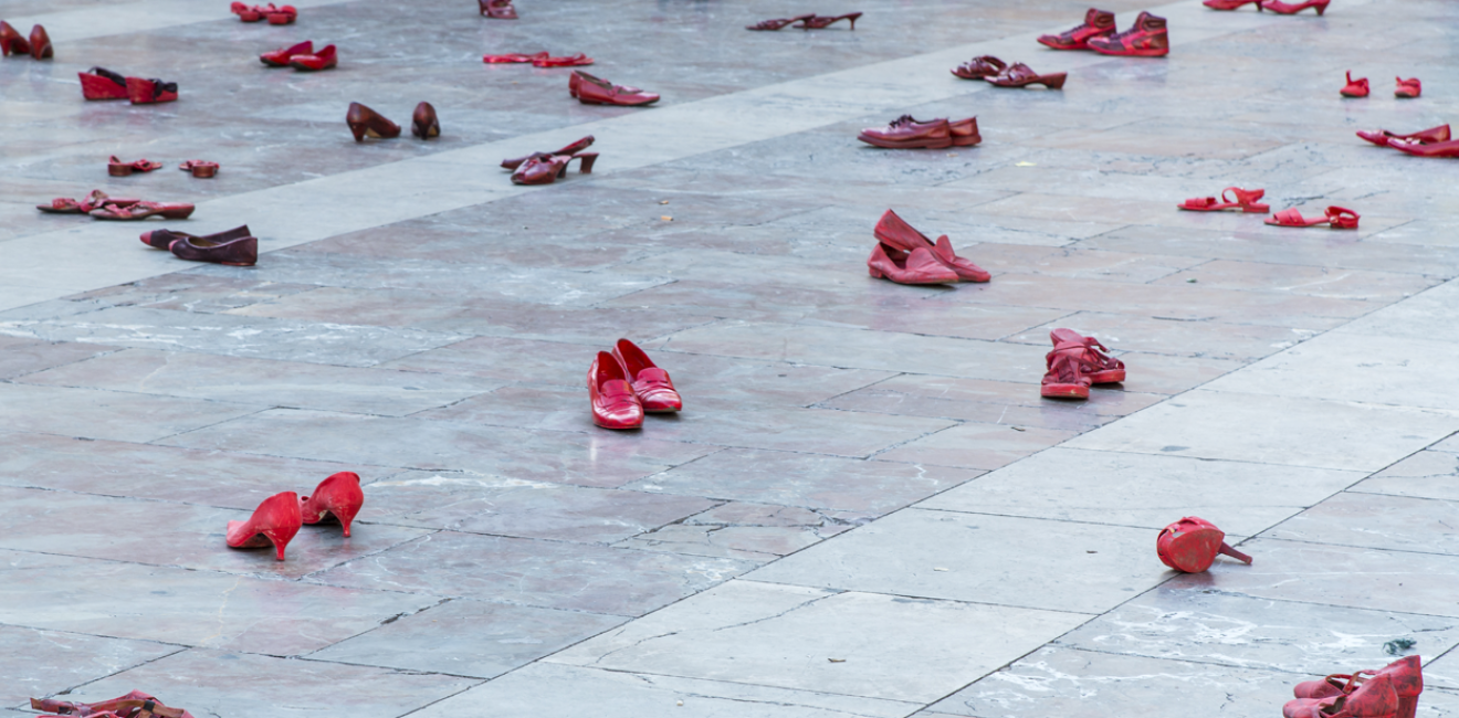 The Amnesty International event on the Plaza de la Virgen. Shoes, painted in red, spread out over the square. 