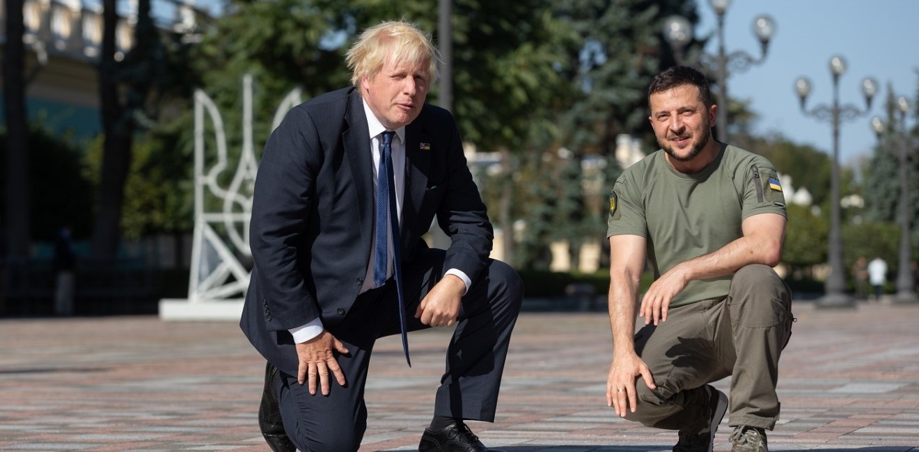 Boris Johnson kneels outside with Volodymyr Zelenksy