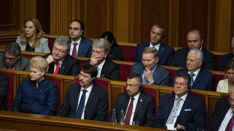 Ukrainian lawmakers at the presidential inauguration of Volodymyr Zelenskyy. Source: Wikimedia Commons.