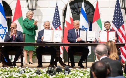 Benjamin Netanyahu, Donald Trump, Abdullatif bin Rashid Al Zayani, and Abdullah bin Zayed Al Nahyan attend the Abraham Accords ceremony in The White House.