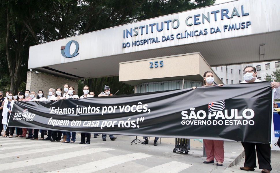 Homenagem aos profissionais da saúde e policiais