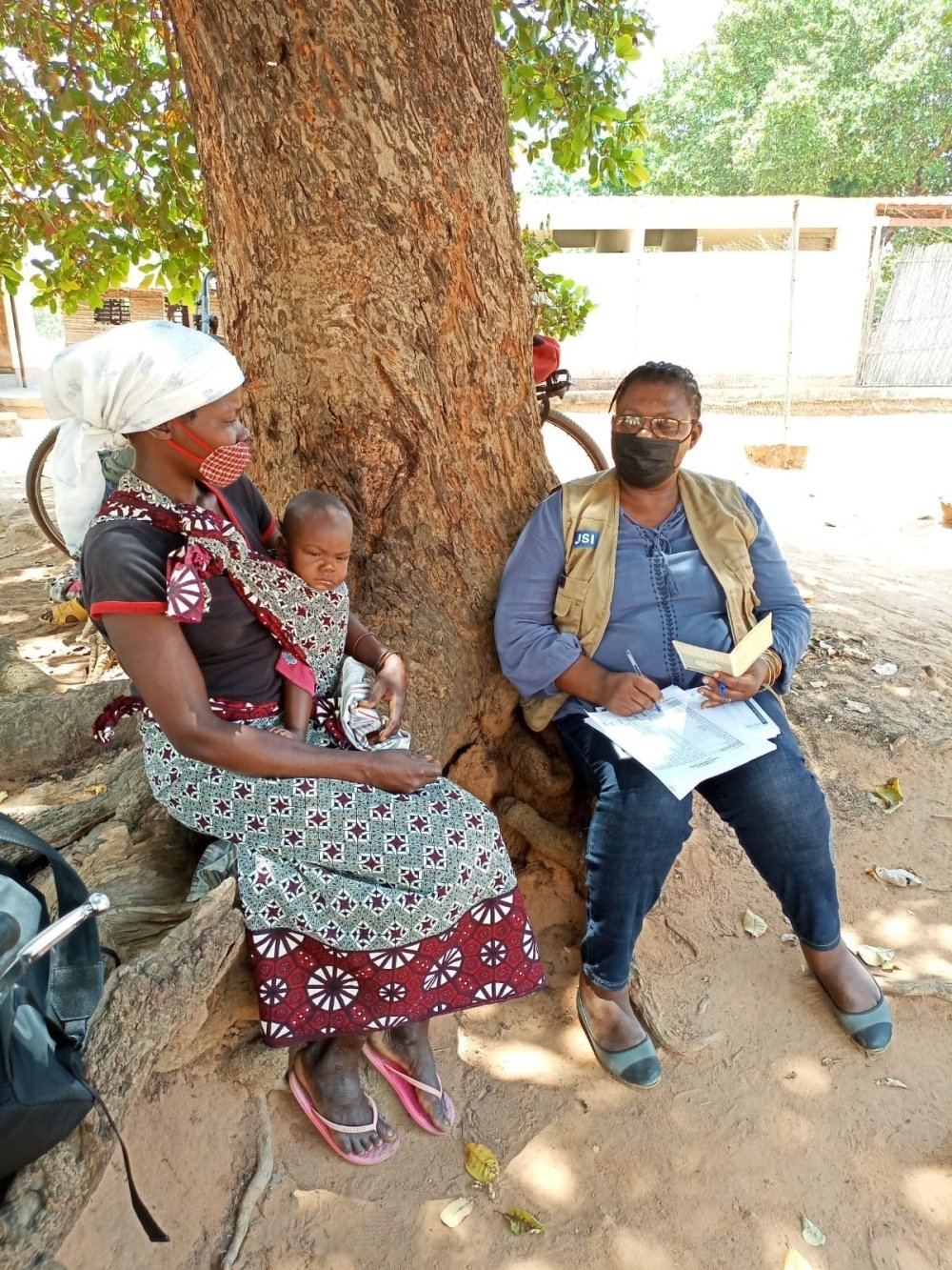 Health worker discusses the importance of vaccination with a mother at the Grácio Health Facility in the Muecate district in Nampula Province, Mozambique. 