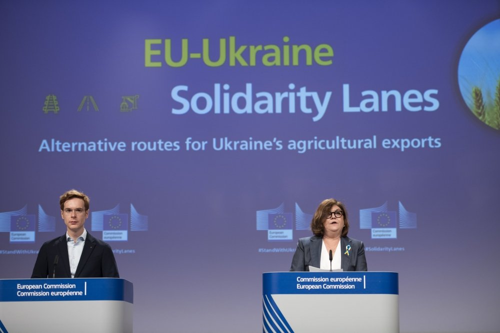 Adina Vălean, European Commissioner for Transport, at a press conference on the establishment of "Solidarity Lanes" to help Ukraine export agricultural goods.