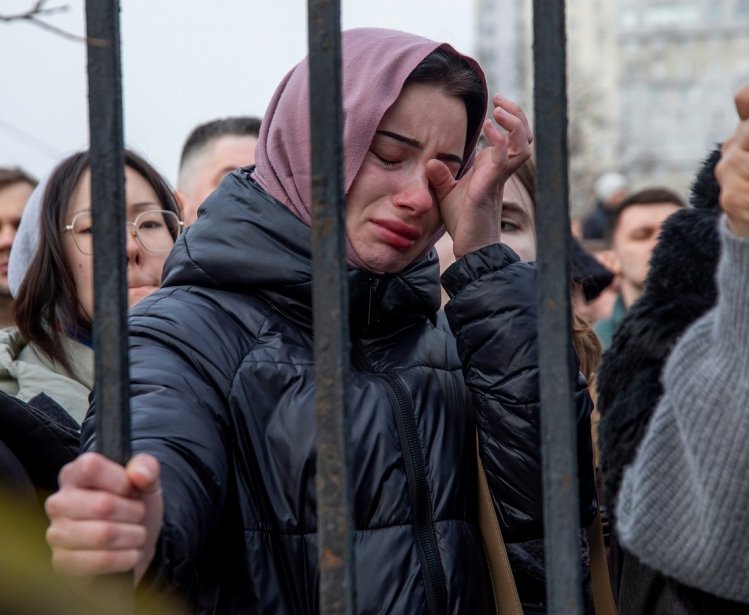 Navalny funeral mourners