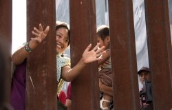 Image - Women boder USMex