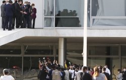 Bolsonaro talks to press from ramp of Planalto 