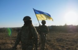 Ukraine soldiers with flag